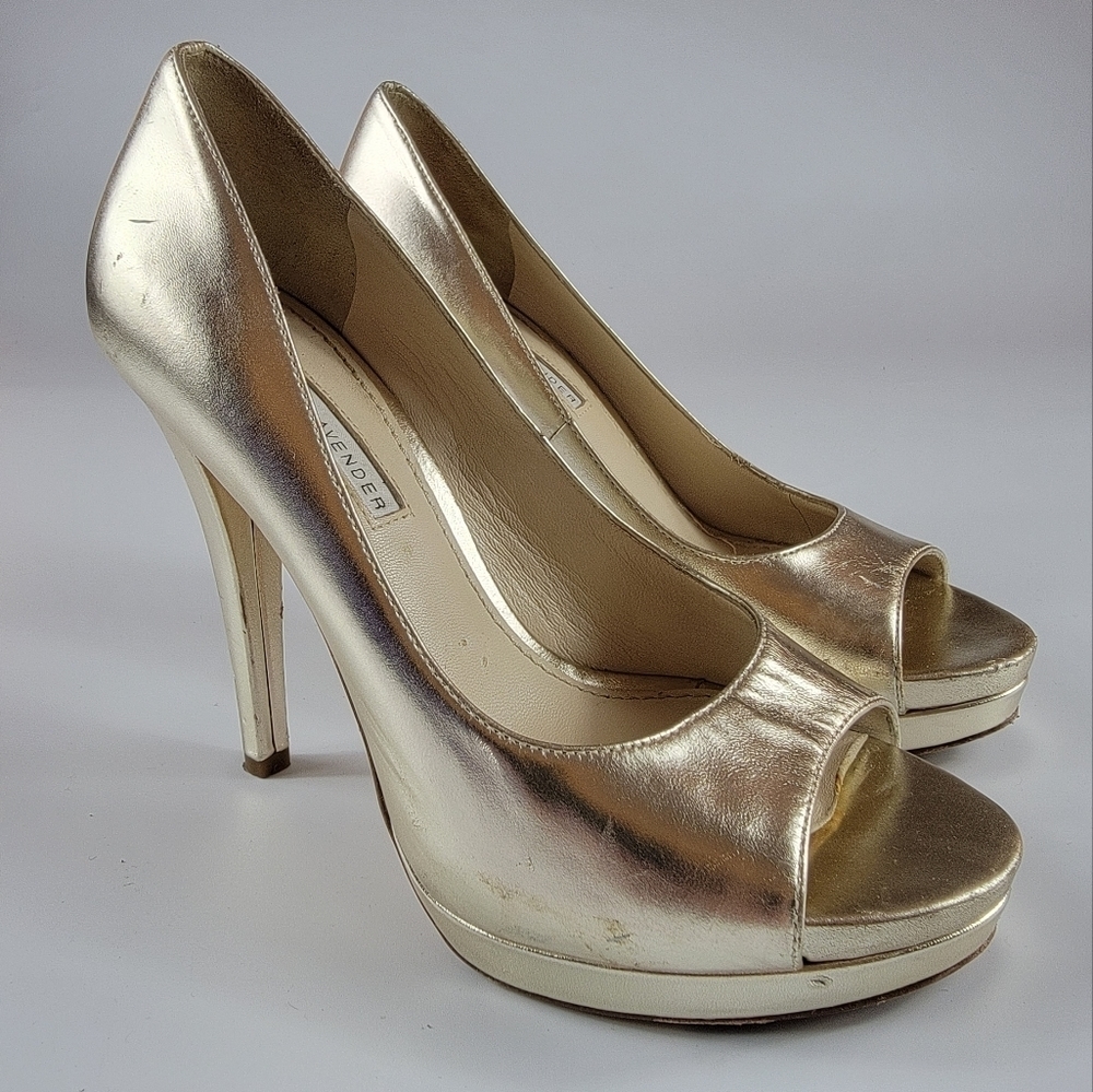 Vera Wang Lavender Peep Toe Heels in Gold, 6